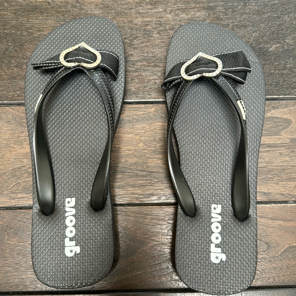 Groove Flip Flop with hearts, size 7, color black, Never worn